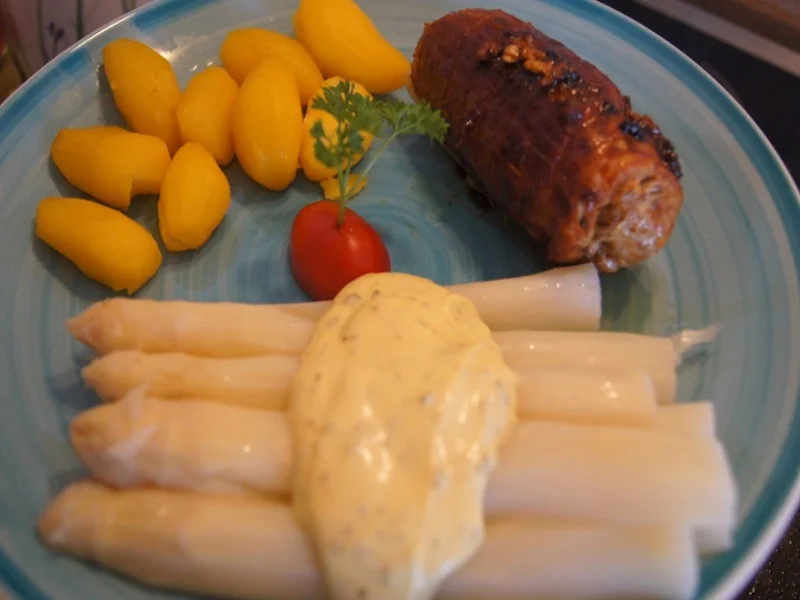 Rezept: Schweinerouladen mit Mett gefüllt, Spargel und Drillingen Bild Nr. 17 Schweinerouladen mit Mett gefüllt, Spargel und Drillingen - Rezept - Bild Nr. 17