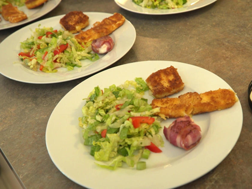Grüner Salat, dazu gebackener Fetakäse, Gouda und Ziegenfrischkäsetaler ...