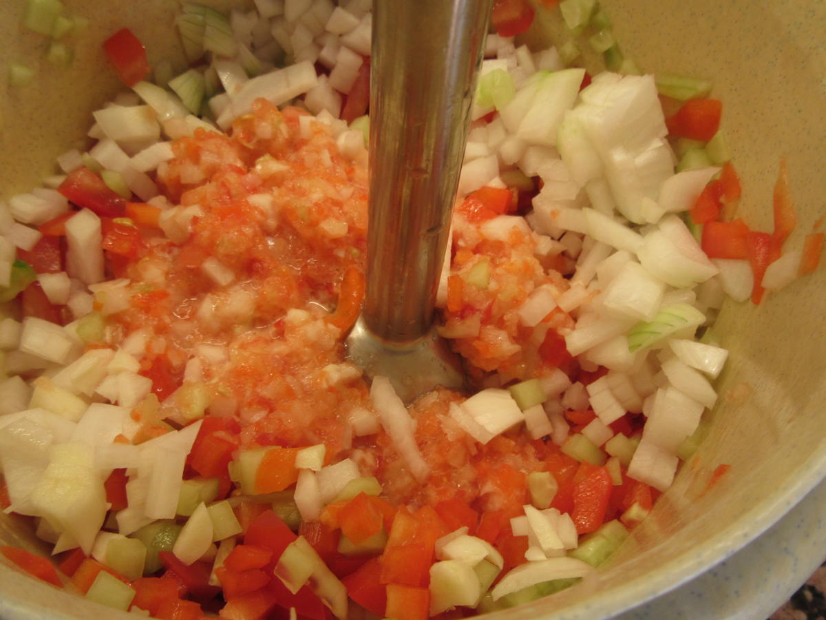 Suppen: Gazpacho mit Kräuterbaguette - Rezept - Bild Nr. 8286