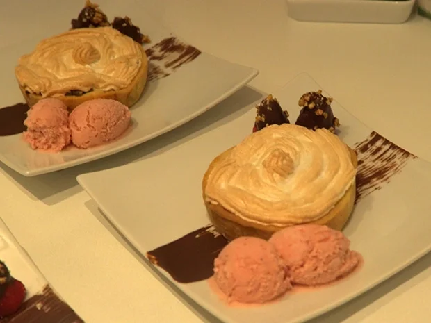 Rhabarbertörtchen mit Baiserhaube, Erdbeereis und Schokoerdbeeren - Rezept - Bild Nr. 8283