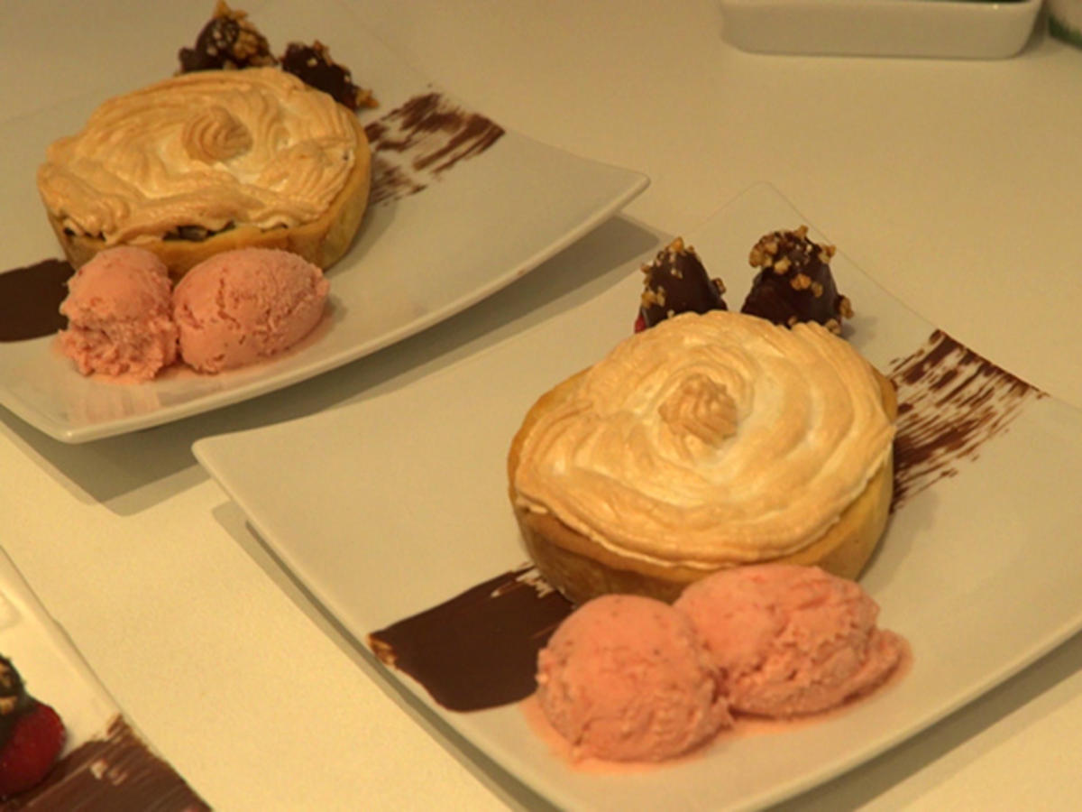 Rhabarbertörtchen mit Baiserhaube, Erdbeereis und Schokoerdbeeren - von ...