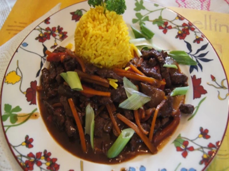 Gebratenes Rindfleisch und Gemüse mit Austernsauce und gelber Basmatireis - Rezept - Bild Nr. 2