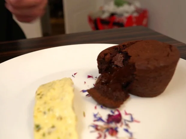 Lava-Cake mit Pistazienparfait - Rezept - Bild Nr. 2