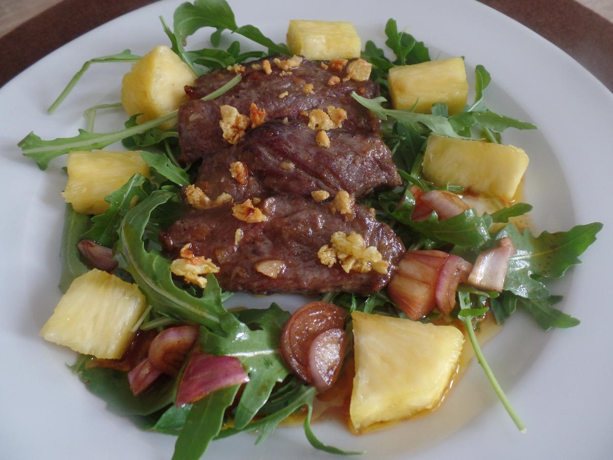 Marinierte Rinderstreifen auf Rucolasalat mit Ananas - Rezept - Bild Nr. 8296