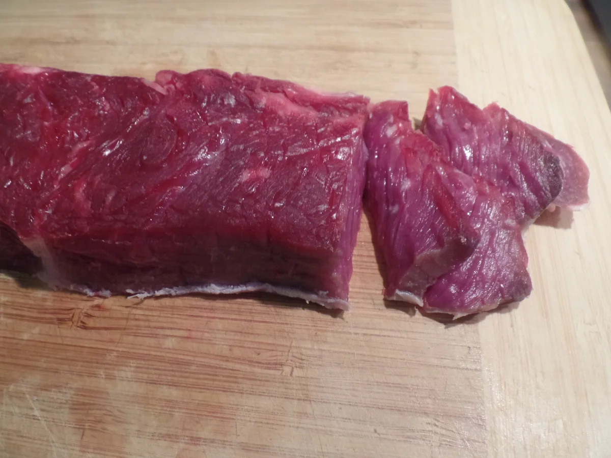 Marinierte Rinderstreifen auf Rucolasalat mit Ananas - Rezept - Bild Nr. 8297