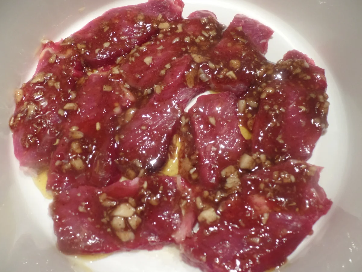 Marinierte Rinderstreifen auf Rucolasalat mit Ananas - Rezept - Bild Nr. 8298