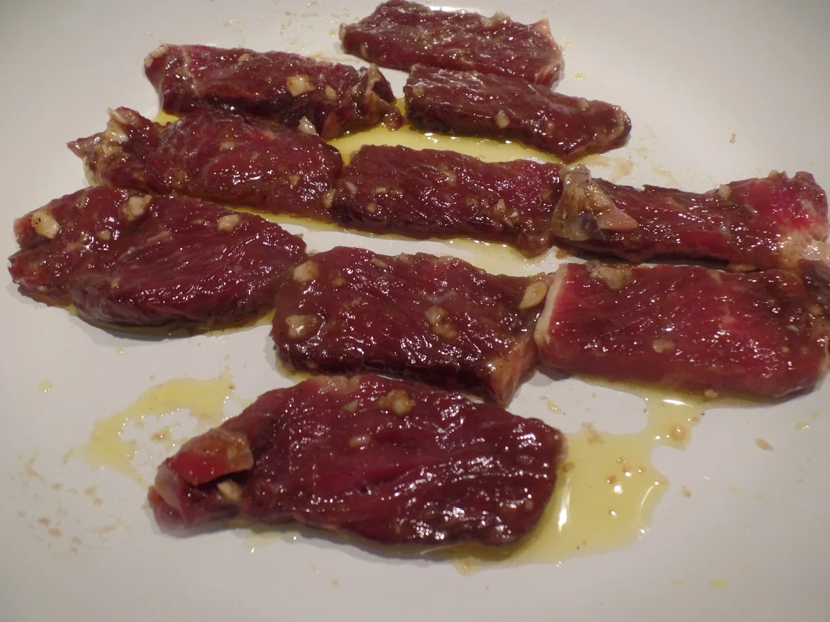 Marinierte Rinderstreifen auf Rucolasalat mit Ananas - Rezept - Bild Nr. 8301