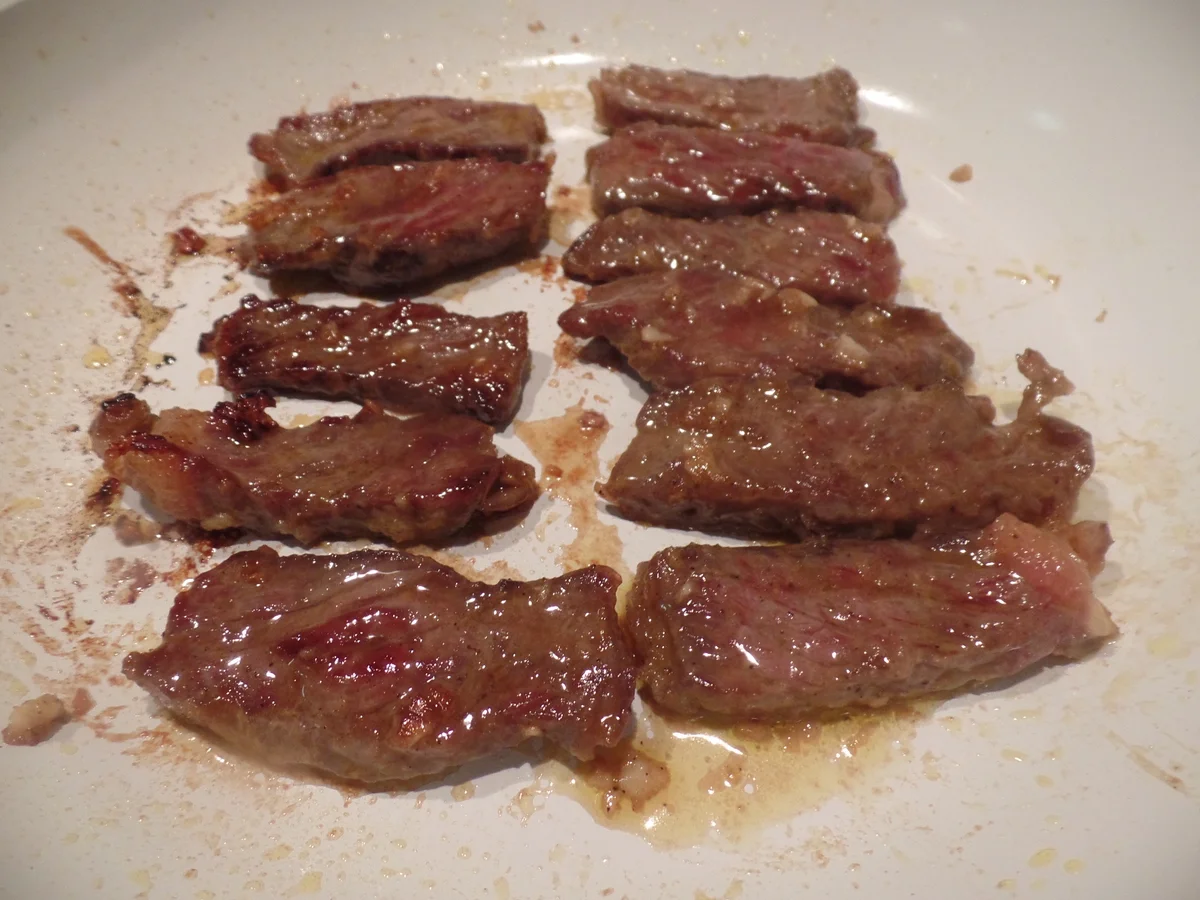 Marinierte Rinderstreifen auf Rucolasalat mit Ananas - Rezept - Bild Nr. 8302