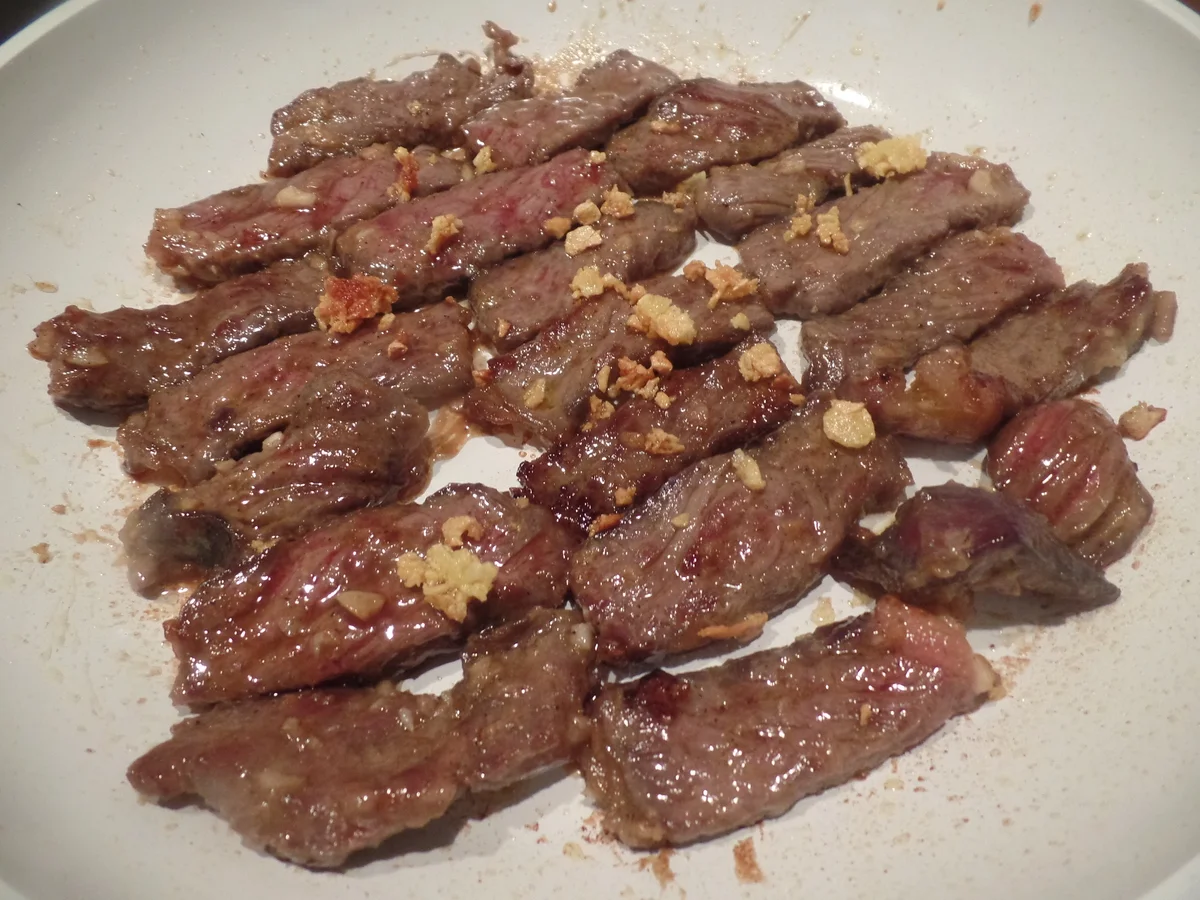 Marinierte Rinderstreifen auf Rucolasalat mit Ananas - Rezept - Bild Nr. 8305