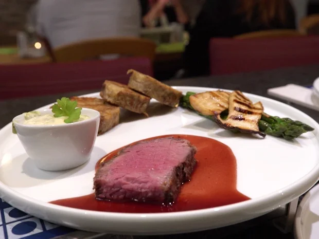 Roastbeef mit Serviettenknödeln aus Vinschgauer, Kräuterseitlingen und grünem Spargel - Rezept - Bild Nr. 8296