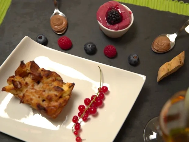 Rezept: Semmelauflauf aus Milchsemmeln, dazu Brombeereis und Schoko-Mousse Bild Nr. 2 Semmelauflauf aus Milchsemmeln, dazu Brombeereis und Schoko-Mousse - Rezept - Bild Nr. 2