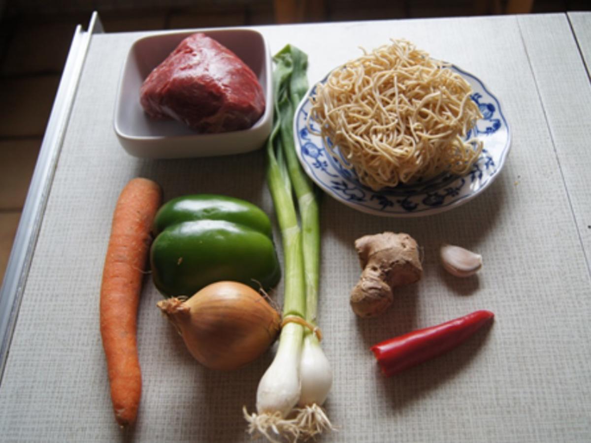 Mie-Nudeln mit Rindfleisch und Gemüse im Wok - Rezept - Bild Nr. 8297