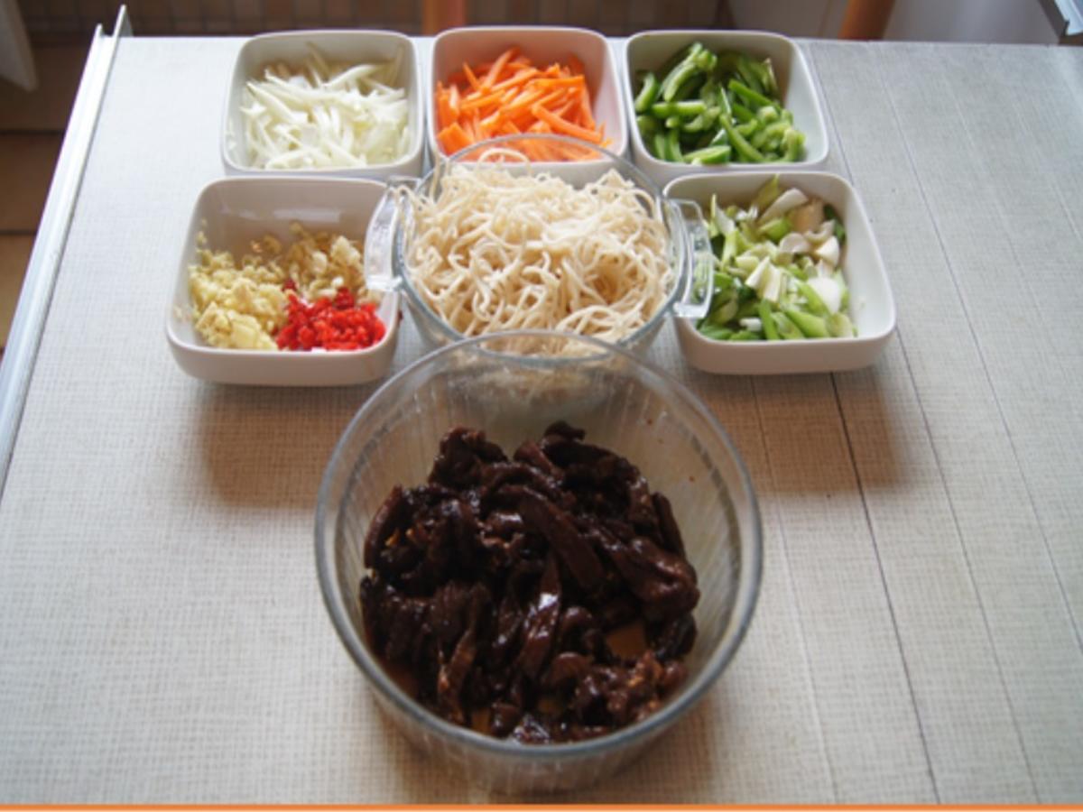 Mie-Nudeln mit Rindfleisch und Gemüse im Wok - Rezept - Bild Nr. 8304