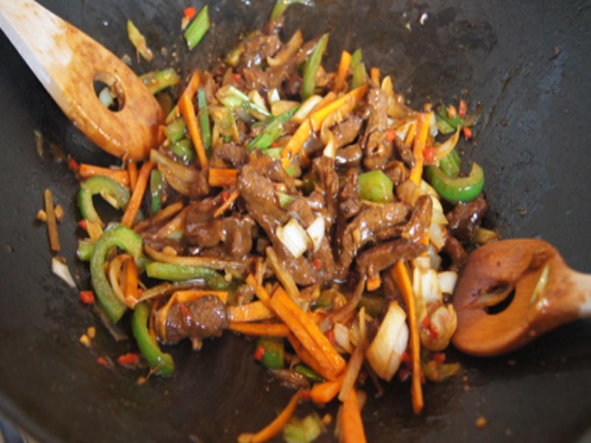 Mie-Nudeln mit Rindfleisch und Gemüse im Wok - Rezept - Bild Nr. 8309