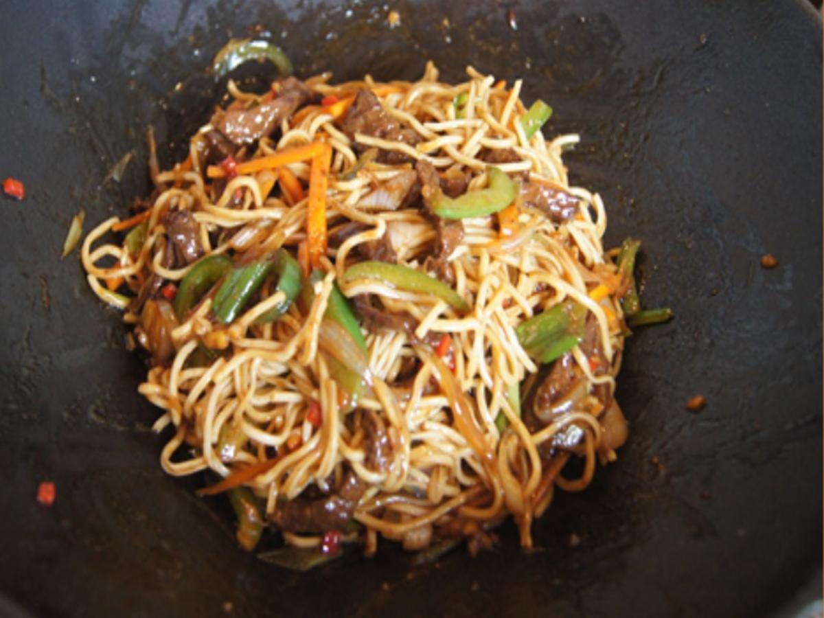 Mie-Nudeln mit Rindfleisch und Gemüse im Wok - Rezept - Bild Nr. 8311