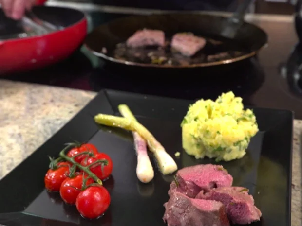 "Firnhaberau Heide": Lammlachse mit Kartoffel-Kresse-Stampf, Gemüse und Portweinreduktion - Rezept - Bild Nr. 2