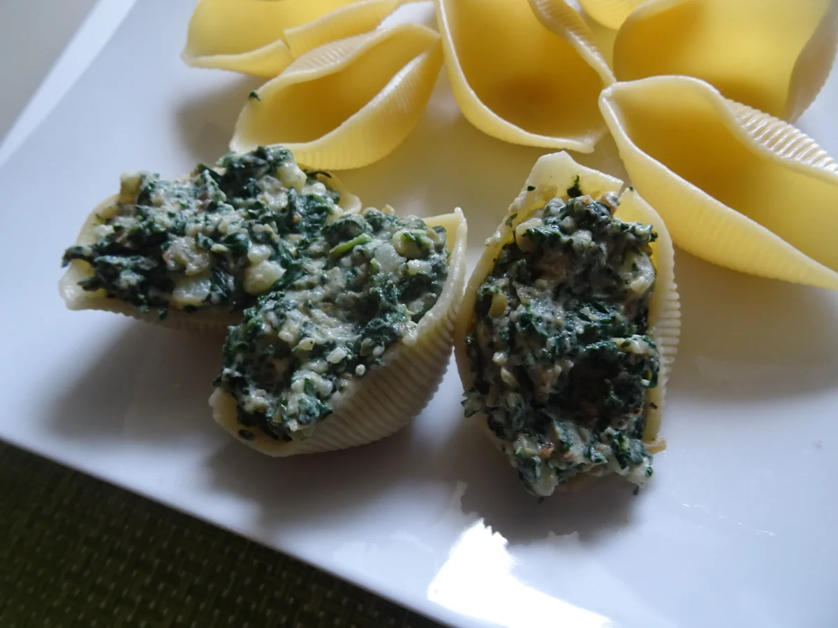 Conchiglioni mit dreierlei Füllung und Tomaten-Bechamel-Soße - Rezept - Bild Nr. 8311