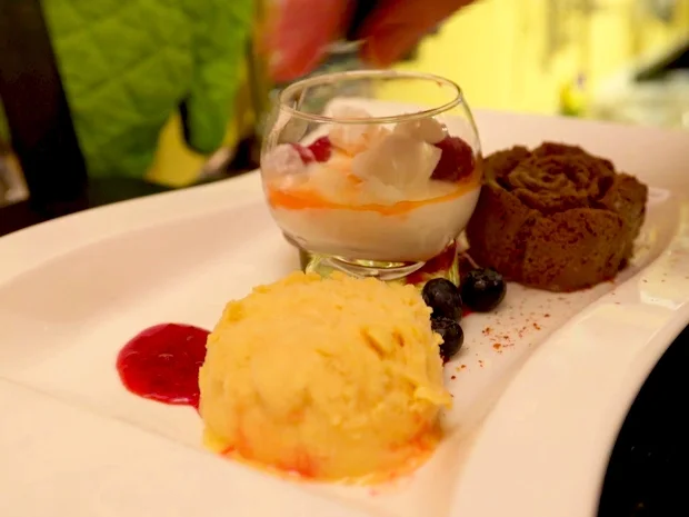 Eiskombination mit Fruchtspiegel - Rezept - Bild Nr. 8303