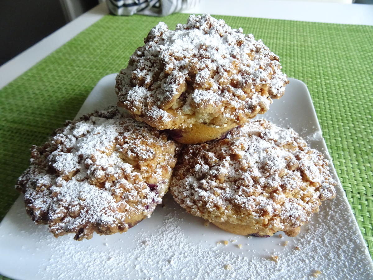 Heidelbeer-Muffins mit Marzipan-Streuseldecke - Rezept - kochbar.de