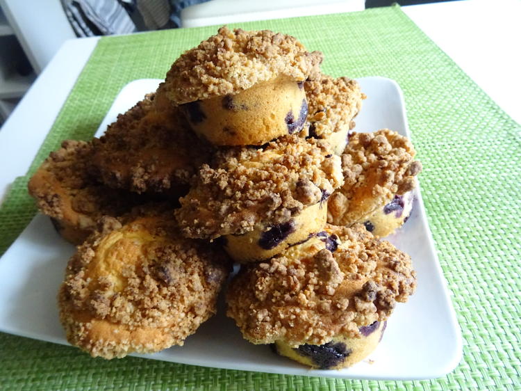 Heidelbeer-Muffins mit Marzipan-Streuseldecke - Rezept - kochbar.de