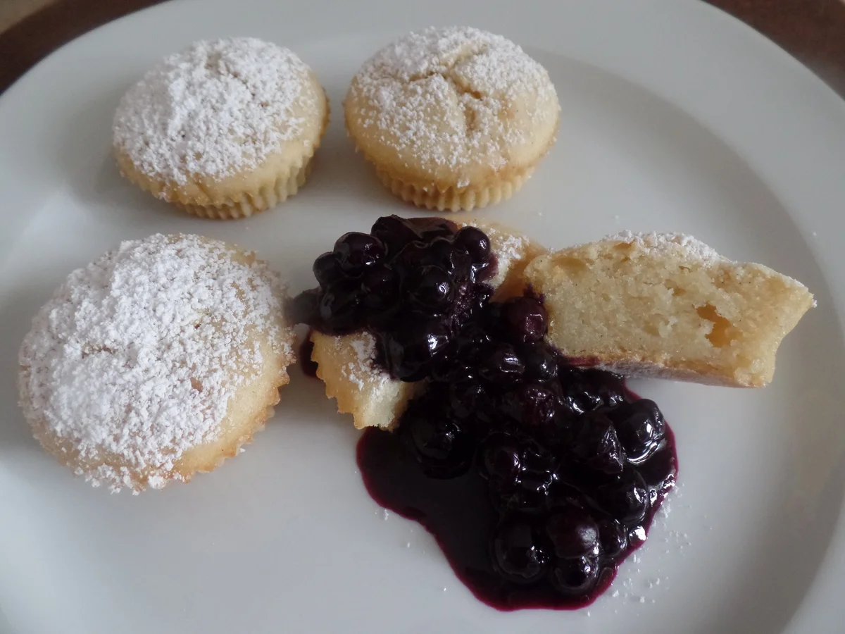 Rezept: Buttermilch-Minimuffins mit Heidelbeeren-Kompott Bild Nr. 8338 Buttermilch-Minimuffins mit Heidelbeeren-Kompott - Rezept - Bild Nr. 8338