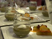 Spinat-Bärlauch-Suppe mit Schaumkrönchen, dazu Crostini mit Dips - Rezept - Bild Nr. 8345