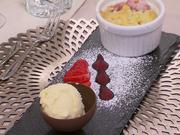 Rhabarbercrumble mit weißer Schokoladeneiscreme auf Erdbeerpüree - Rezept - Bild Nr. 8345