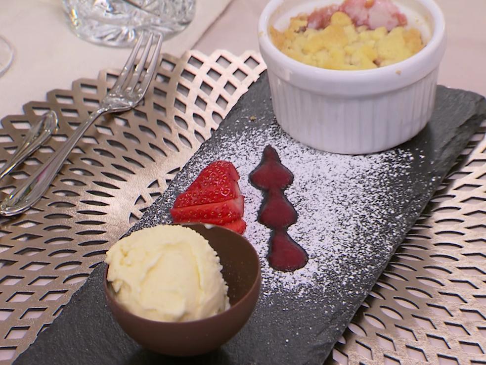 Rhabarbercrumble mit weißer Schokoladeneiscreme auf Erdbeerpüree - von ...