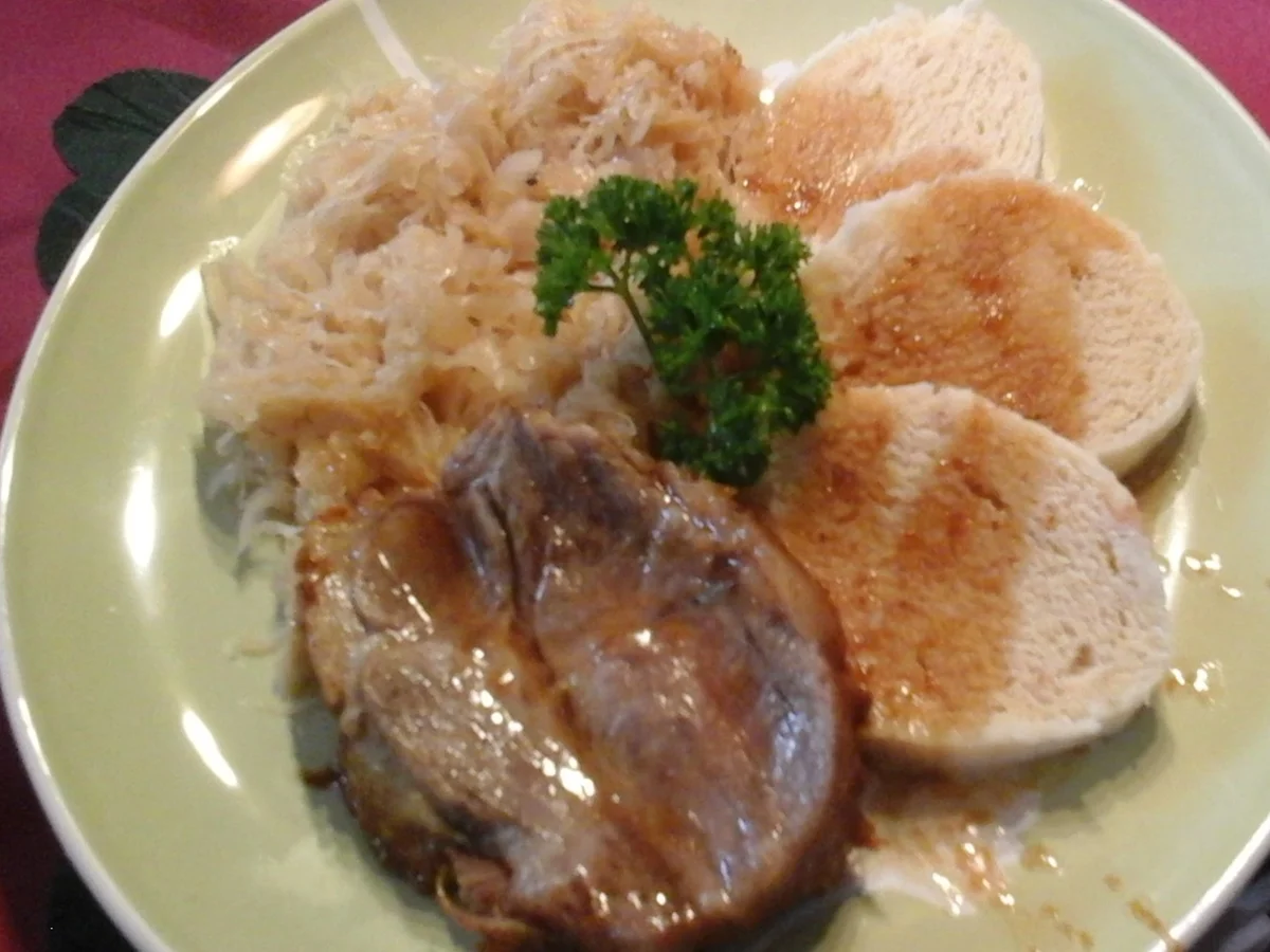 Tschechischer Schweinebraten mit Sauerkraut und Hefeknödel - Rezept - Bild Nr. 8364