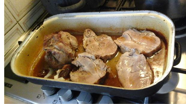 Tschechischer Schweinebraten mit Sauerkraut und Hefeknödel - Rezept ...