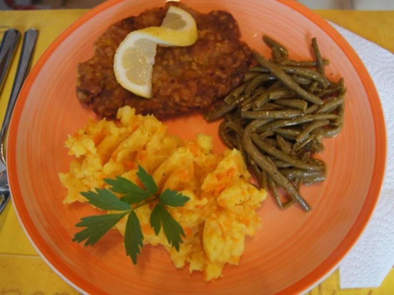 Paniertes Nackensteak mit Prinzessbohnen und Möhren-Kartoffel-Stampf - Rezept - Bild Nr. 3