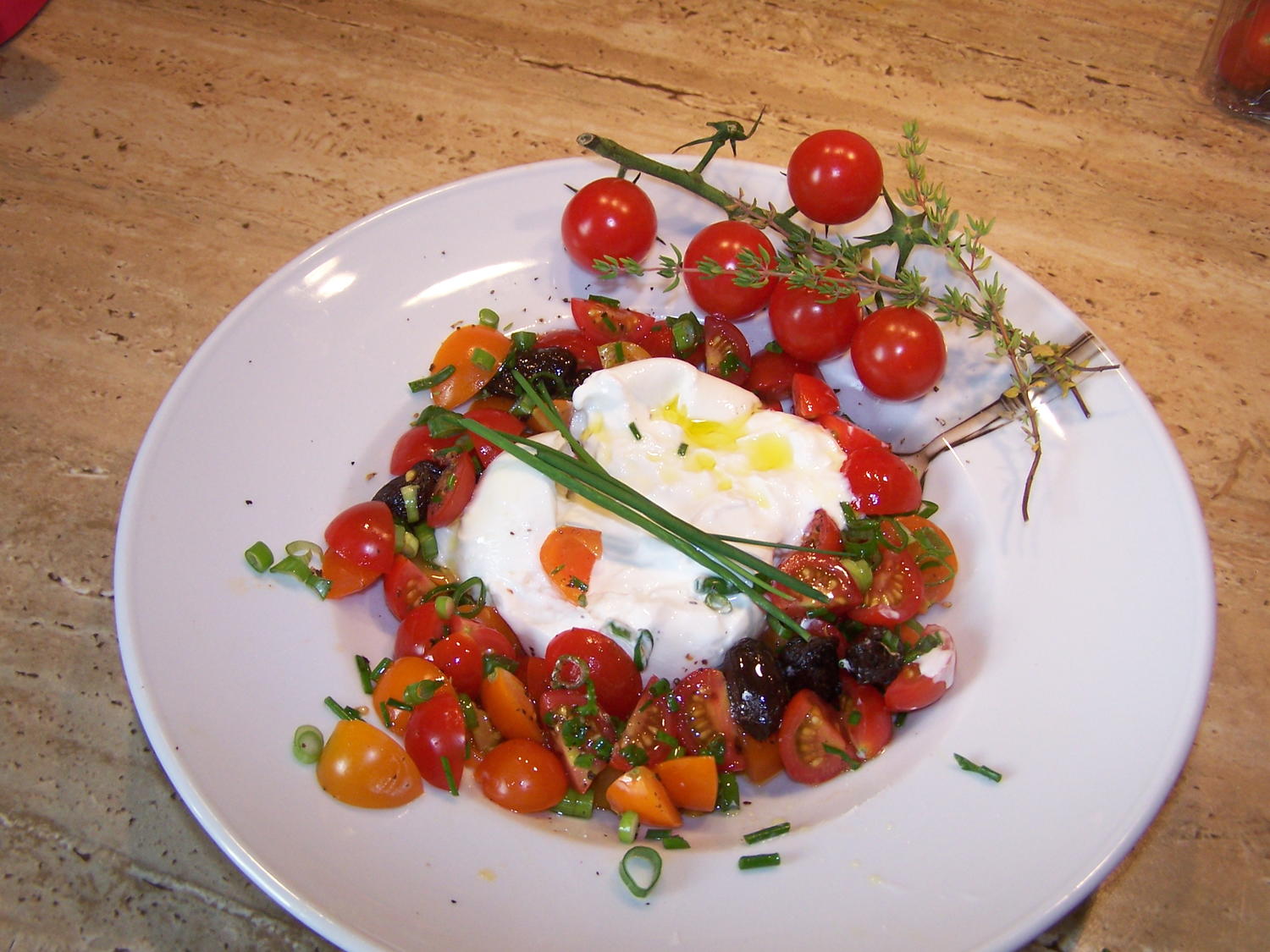 Ein schneller kleiner Tomatensalat mit einer Burrata - Rezept - kochbar.de