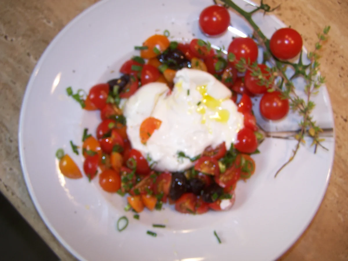 Ein schneller kleiner Tomatensalat mit einer Burrata - Rezept - Bild Nr. 8358