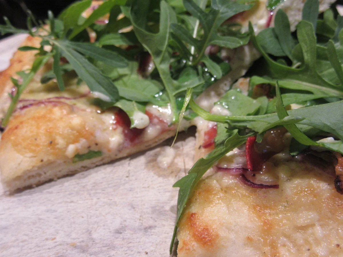 Pikantes Backen: Fladen mit Schafskäse-Honig-Creme und Rucola - Rezept - Bild Nr. 8372