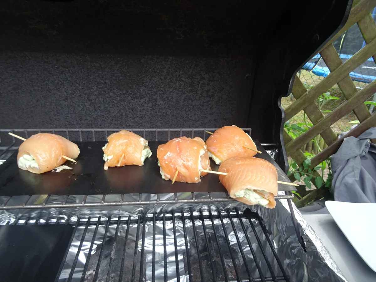 Saiblings-Filet-Röllchen und Reistaler vom Grill mit Honig-Senf-Soße - Rezept - Bild Nr. 8373