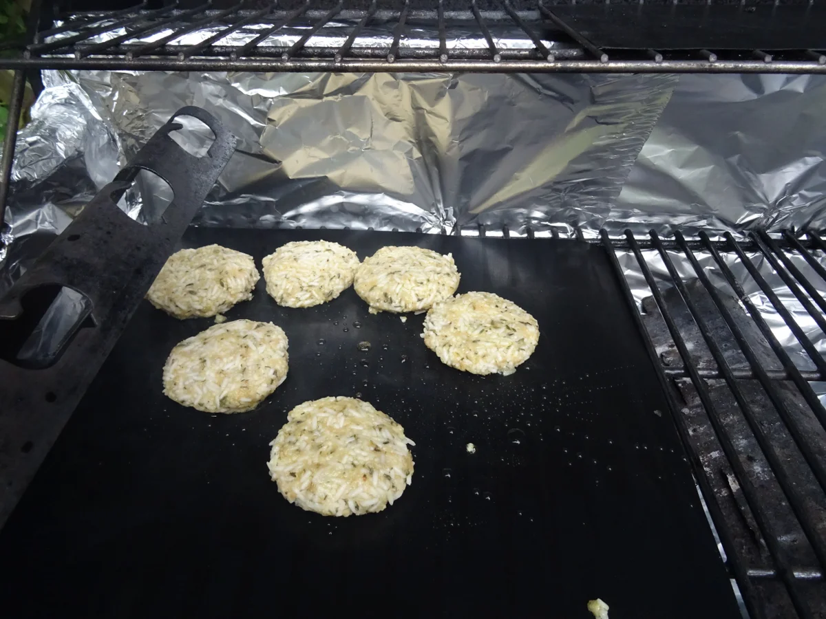 Saiblings-Filet-Röllchen und Reistaler vom Grill mit Honig-Senf-Soße - Rezept - Bild Nr. 8375