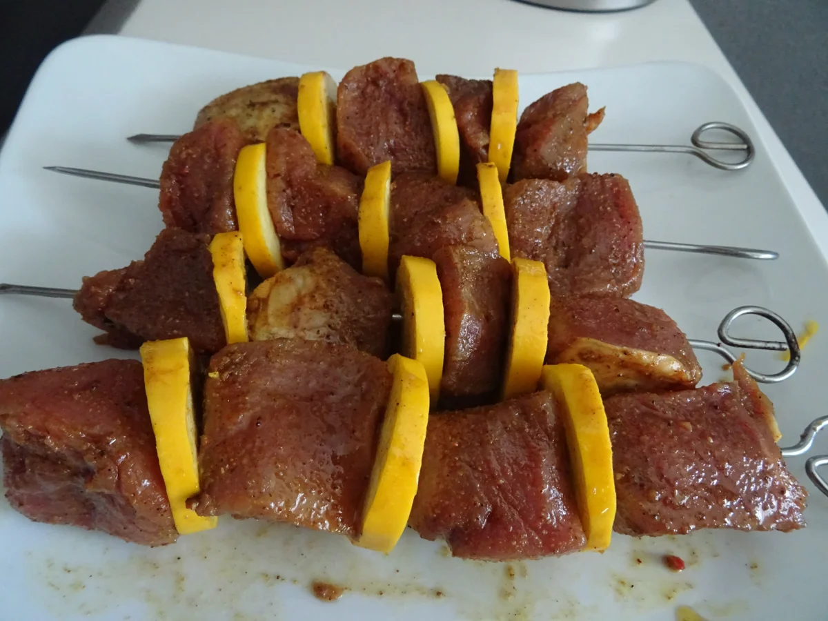 Filet-Spieß - orientalisch gewürzt - mit Fladenbrot und Dattel-Pistazien-Dip - Rezept - Bild Nr. 8381