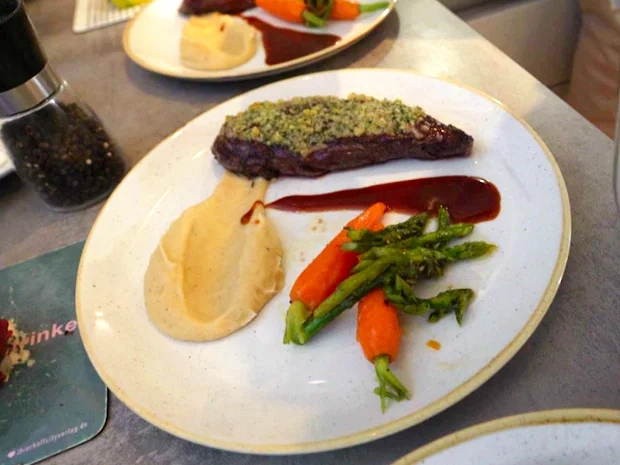 Straußenfilet mit Kräuterhaube an Pastinaken-Selleriepüree und Gemüse der Saison - Rezept - Bild Nr. 8380