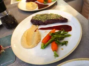 Straußenfilet mit Kräuterhaube an Pastinaken-Selleriepüree und Gemüse der Saison - Rezept - Bild Nr. 8380