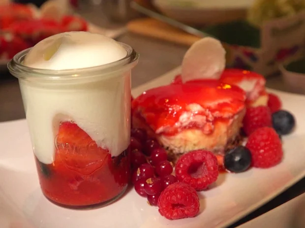 Erdbeer-Zitronengrasschnitte mit Holunderblütensorbet - Rezept - Bild Nr. 8380