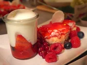 Erdbeer-Zitronengrasschnitte mit Holunderblütensorbet - Rezept - Bild Nr. 8380