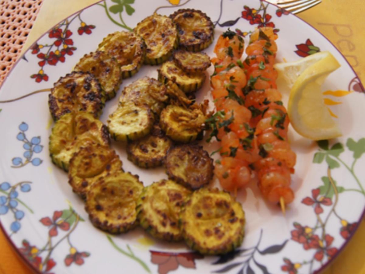 Gebratene Zucchini mit Garnelenspießen - Rezept - kochbar.de