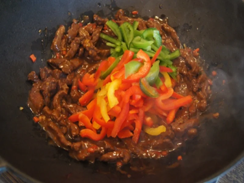 Rindfleisch-Paprika-Wok mit Cashew-Reis - Rezept - Bild Nr. 8432