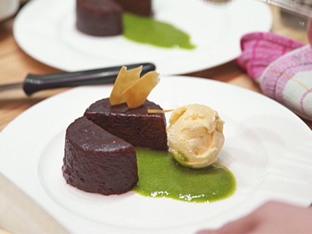 Sachertörtchen, Honig Eis und Bananen Basilikum Coulis - von Das ...