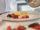 „Meze“: Griechische Tapas mit verschiedenen Dips und Scampi in Erdbeersoße - Rezept - Bild Nr. 2