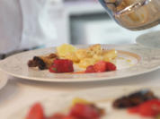 „Meze“: Griechische Tapas mit verschiedenen Dips und Scampi in Erdbeersoße - Rezept - Bild Nr. 2