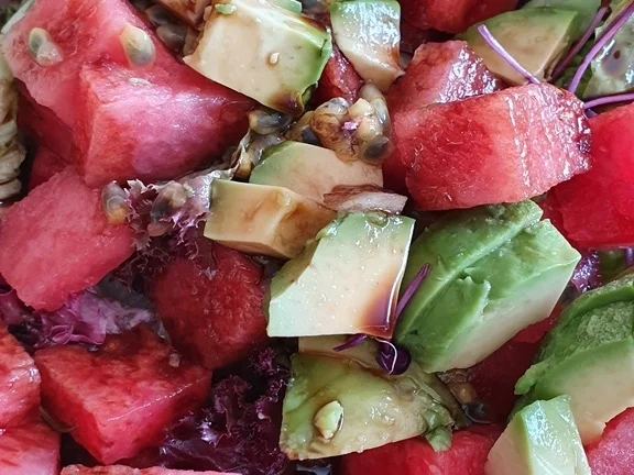 Wasabi Rucula Salat mit Avocado Melone und Passionsfrucht - Rezept - Bild Nr. 8477