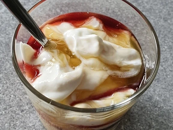 Griechischer Joghurt mit eingelegten Kirschen - Rezept - Bild Nr. 8469