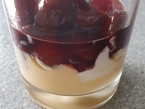 Griechischer Joghurt mit eingelegten Kirschen - Rezept - Bild Nr. 8471
