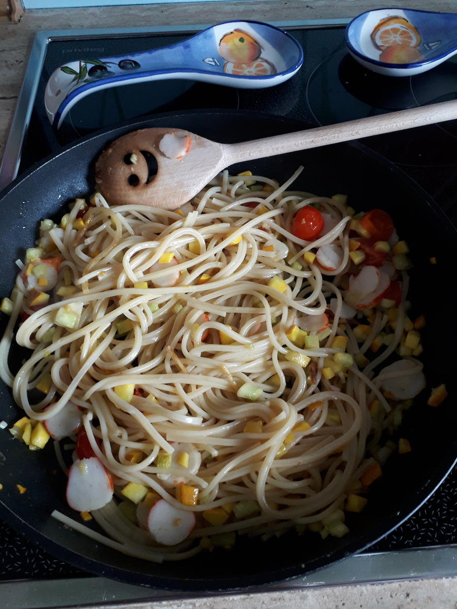 Spagetti mit gelber Zucchini ,Schwarze Oliven - Rezept - Bild Nr. 8476